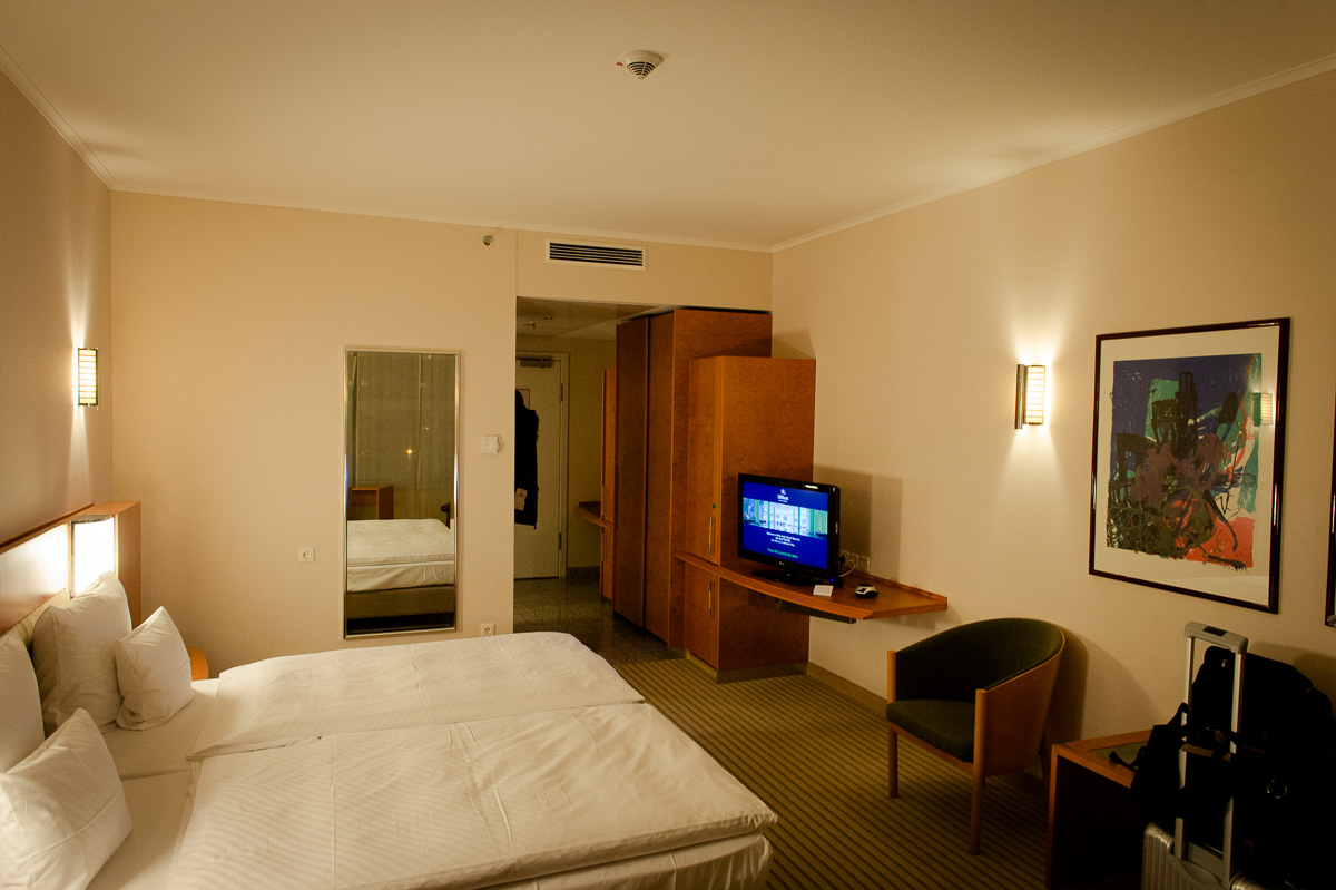 2015-Zimmer-3032-Hilton-Airport-Hotel-Muenchen-05.jpg
