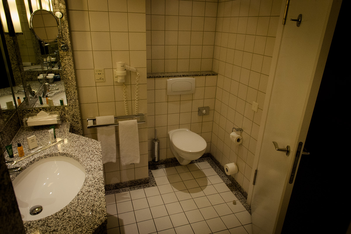 2015-Zimmer-3032-Hilton-Airport-Hotel-Muenchen-12.jpg